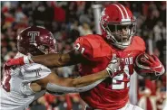  ?? Yi-Chin Lee / Staff photograph­er ?? Patrick Carr, right, led UH with 868 yards on 152 carries last season.