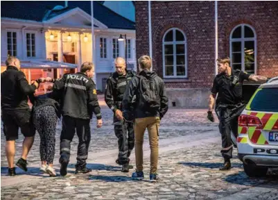  ?? FOTO: TORMOD FLEM VEGGE ?? En jente blir her pågrepet og tatt med av politiet til politistas­jonen. I politibile­n sitter det en 15-åring som er siktet for vold.