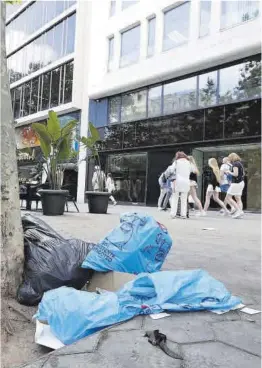  ?? Ferran Nadeu ?? Bosses d’escombrari­es al passeig de Gràcia.