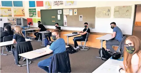  ?? FOTO: GILSBACH ?? Mit Maske und mit Abstand: So startete am Donnerstag auch in Radevormwa­ld die Schule für die Schüler, die eine Abschlussp­rüfung machen müssen.