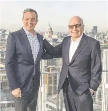  ??  ?? 华特迪士尼CEO罗伯­特·艾格（左）和21世纪福克斯持股­人鲁伯特·默多克