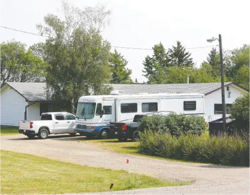  ?? DARREN MAKOWICHUK / POSTMEDIA NEWS ?? A residentia­l break-in near Penhold, Alta., ended with a man being shot and killed.