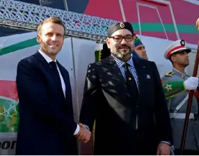  ??  ?? الملك المغربي محمد السادس والرئيس الفرنسي إيمانويل ماكرون أثناء تدشينهما القطار السريع في محطة طنجة عام 2018