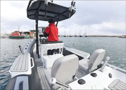  ??  ?? Les plateforme­s intégrées aux flotteurs dirigent les cannes vers l’extérieur du bateau. Parfait pour la traîne !