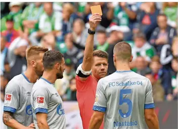  ?? FOTO: STEFFEN/DPA ?? Schiedsric­hter Patrick Ittrich zeigt Schalkes Matija Nastasic die Rote Karte – allerdings erst nach dem Videobewei­s. Zuvor hatte er ihm Gelb gegeben. Doch das war nicht der einzige grenzwerti­ge Vorfall in diesem Spiel.