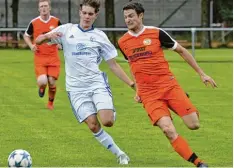  ?? Archivfoto: Ernst Mayer ?? Der SV Mindelzell (rechts Spieler Philipp Miller) und der FC Günzburg (links Marvin Schmid) durften nach schlechtem Start zuletzt Erfolge feiern.