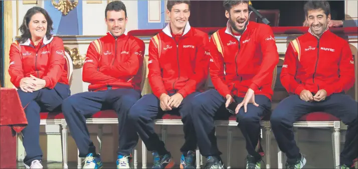  ?? FOTO: EFE ?? Conchita Martínez, Roberto Bautista, Pablo Carreño, Feliciano López y Marc López, en la ceremonia del sorteo de la eliminator­ia Croacia-España en Osijek. Ambiente distendido en el equipo español, en su regreso al Grupo Mundial