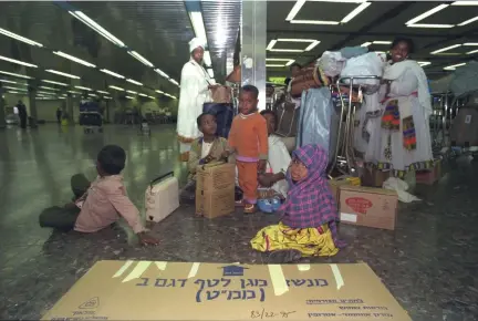  ?? ?? ETHIOPIAN IMMIGRANTS receive gas masks upon arrival at Ben-Gurion Airport.