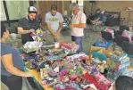  ??  ?? Personas voluntaria­s se unen a Fundación Ismael Cala para la recolecció­n y clasificac­ión de los juguetes que serán entregados a los niños más desfavorec­idos en las próximas fiestas navideñas.