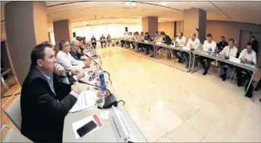  ??  ?? REUNIÓN. Los 18 clubes de la ACB en la última Asamblea General de la Asociación.