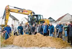  ?? Foto: Johann Eibl ?? An der Bürgermeis­ter Rohrmüller Straße entsteht das Pöttmeser Ärztehaus, das im Herbst 2018 fertig sein soll. Dann sollen die Mieter, alle ortsansäss­ige Mediziner, einziehen. Beim Spatenstic­h in der Mitte Dr. Haxhi Kerolli, Dr. Rita Mallison und Dr....