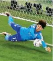  ?? EFE ?? Ochoa detiene el penalti.