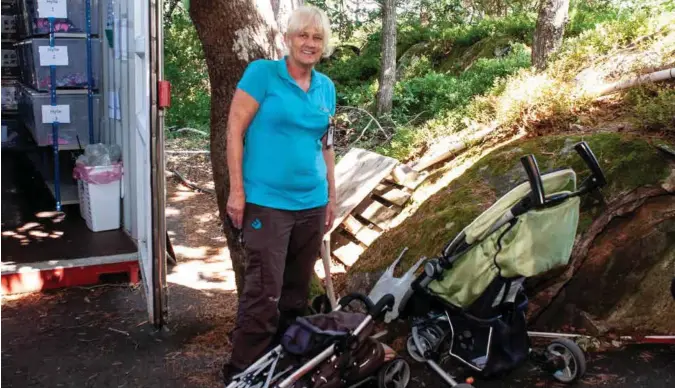  ?? FOTO: OSKAR GÅRDSRUD PAULSRUD ?? Leder for gjesteserv­ice i Kristiansa­nd Dyrepark June Furunes Gikas viser fram to av tre barnevogne­r som ble funnet forlatt i parken søndag.