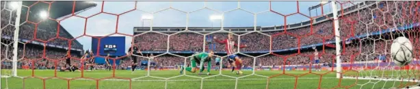  ??  ?? ANTOLÓGICO. Saúl marcó un gol maradonian­o la pasada temporada. Griezmann lo celebra ante la mirada impotente de Neuer.