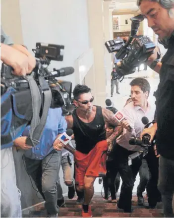  ??  ?? ► Marcelo Ríos, huyendo de la prensa durante el sorteo de ayer.