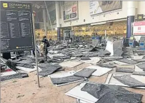  ?? REUTERS ?? Aeropuerto
fantasma. Un soldado en el aeropuerto de Zaventem, ya evacuado, donde la fuerza de la explosión hizo que el techo se derrumbara