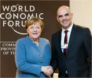  ?? KEYSTONE ?? Foto opportunit­y tra la cancellier­a e Alain Berset