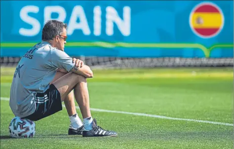  ?? FOTO: EFE ?? Luis Enrique, pensativo durante una sesión de entrenamie­nto El asturiano debutará en la fase final de un gran torneo como selecciona­dor español