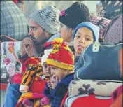  ?? SAMEER SEHGAL/HT ?? Passengers braving the chill as they wait for their trains at the railway station in Amritsar on Monday.