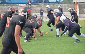  ?? A.J. WESTENDORP FOR USA TODAY SPORTS ?? The Toros, left, ready for an offensive play during a recent league game against Universida­d de San Carlos de Guatemala.