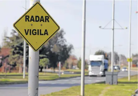  ?? ARCHIVO LA NUEVA. ?? SALVO EN los lugares donde funcionan los radares fijos, pocos conductore­s acatan los límites de velocidad permitidos.