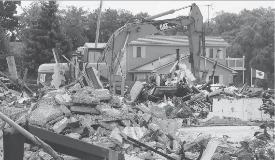  ?? PHOTOS: DAN JANISSE ?? Demolition of the historic Lighthouse Inn at Lighthouse Cove in Lakeshore took place this summer. The landmark on the shores of Lake St. Clair is fondly remembered.