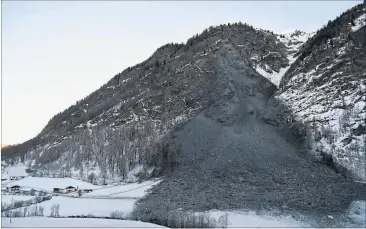  ?? [ APA ] ?? Der massive Felssturz verschütte­te die Valserstra­ße auf einer Länge von 150 Metern.