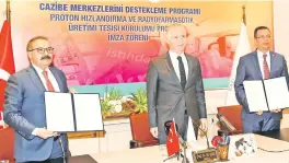  ??  ?? Projenin mali destek sözleşmesi, Gaziantep Valisi Davut Gül’ün katılımıyl­a GAÜN Senato Salonu’nda düzenlenen törende, GAÜN Rektörü Prof. Dr. Ali Gür ve İpekyolu Kalkınma Ajansı (İKA) Genel Sekreteri Dr. Burhan Akyılmaz tarafından imzalandı.