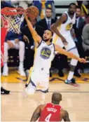  ?? AFP ?? Stephen Curry aportó 29 puntos en la victoria de Warriors.