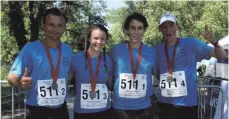  ?? FOTO: SABINE KRAUSS ?? Siegen bei der Marathon-Staffel, bei der sich vier Läufer 42,195 Kilometer teilen: (von links) das Team der Fritz-Erler-Schule mit Ralf Wibiral, Tess Schulz, Simon Schneider und Benedikt Hoffmann.