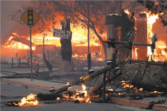  ?? Scott Strazzante / The Chronicle 2018 ?? The Black Bear Diner and nearby businesses burn as the Camp Fire destroys a large portion of the Butte County community of Paradise in November 2018.