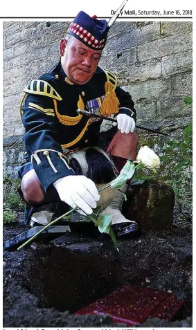  ??  ?? Loyal friend: Pony Major Corporal Mark Wilkinson lays a rose