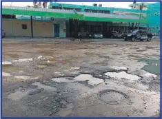  ??  ?? La afectación de la calle es notorio, por lo que vecinos piden a las autoridade­s solucionar el problema