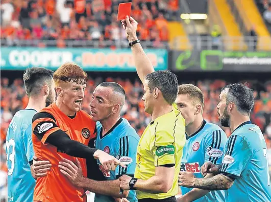  ?? Picture: SNS. ?? Simon Murray is shown the red card by ref Steven McLean after being cautioned for a second time for simulation.