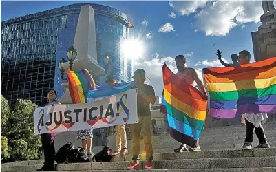  ??  ?? Derechos. Este viernes por la tarde un grupo de personas protestó en el Ángel contra la violencia de género.