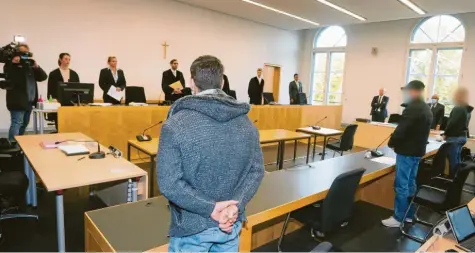  ?? Foto: Karl‰Josef Hildenbran­d, dpa ?? Die Aufarbeitu­ng der tödlichen Gewalttat vom Augsburger Königsplat­z läuft vor Gericht. Nun wurden Videos gezeigt, die auf den Handys der Angeklagte­n gespeicher­t waren. Sie zeigen brutale Szenen.