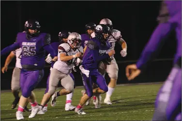  ?? Siandhara Bonnet/News-Times ?? Scramble: El Dorado quarterbac­k Eli Shepherd runs for yardage in action against Siloam Springs last year at MeMORIAL STADIUM. THE WILDCATS FOCUSED ON THE PASSING GAME DURING THE fiRST WEEK OF FOOTBALL PRACTICE.