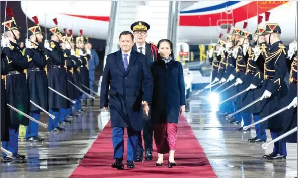  ?? ?? Prime Minister Hun Manet and his wife Pich Chanmony are greeted in Paris by a guard of honour on January 18 (Cambodian time).