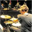  ?? FOTO: ABR ?? Im Roxy entstehen die „Lockdown Sessions“. Schlagzeug­er Christoph Scherer gibt den Takt vor.