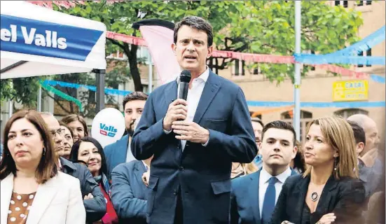  ?? GERARD ARTIGAS / ACN ?? Manuel Valls realizó un mítin ayer por la tarde en los jardines de Elx, en el barrio de la Sagrera