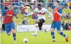  ?? FOTO: HANSJÜRGEN BRITSCH/IMAGO IMAGES ?? Zeigte im Test gegen Hollenbach seine Offensivst­ärke: Mohamed Sankoh (Mitte). Nun hofft der 17-Jährige auf Einsätze in der Bundesliga.