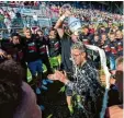  ?? Foto: Daniel Maurer, dpa ?? Nürnbergs Spieler jubeln nach dem letz ten Spiel der Saison und überschütt­en ihren Trainer Michael Köllner mit Bier. Warum sie sich so freuen? Der 1. FC Nürnberg ist in die erste Bundesliga auf gestiegen.