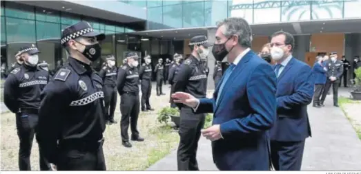  ?? JUAN CARLOS VÁZQUEZ ?? El alcalde, Juan Espadas, saluda a uno de los nuevos policías locales, el pasado jueves en la Jefatura de la Ranilla.