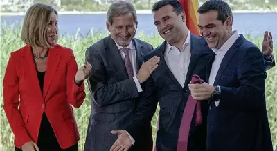  ??  ?? Da sinistra: Federica Mogherini (45 anni), Johannes Hahn (60 anni), Zoran Zaev (43 anni) e Alexis Tsipras (43 anni)