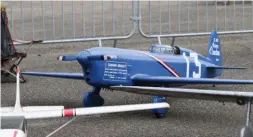  ??  ?? Le parc d’avions de course était important avec ce magnifique Caudron C 460 de Georges Pelé (modèle tout bois perso). La masse avoisine les 16 kg et c’est un DLE 55 qui assure la propulsion.