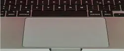  ??  ?? Sigue estando bien: el touchpad del MacBook Pro es muy grande y, además, resulta muy preciso, ideal para el control mediante gestos de macOS.