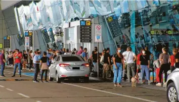  ??  ?? Aufgrund der strikten Ausgangsbe­schränkung­en in Panama mussten für die Passagiere eigens Passiersch­eine ausgegeben werden, damit sie überhaupt zum Flughafen in Panama-City durften.