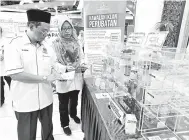  ?? — Gambar Bernama ?? MENARIK: Dr Mohtar ketika melawat reruai pameran selepas merasmikan sambutan Hari Buah Pinggang Sedunia 2024 di Iskandar Puteri semalam.