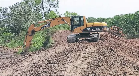  ??  ?? TRABAJOS. Equipo pesado trabaja en obras de protección en la zona de Puerto Cortés y otros municipios del Valle de Sula.