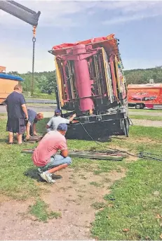  ??  ?? Der Lkw, der den Autoscoote­r geladen hatte, fuhr auf der Wiese am Rather Broich in ein Erdloch. Das beschäftig­t nun das Landgerich­t.